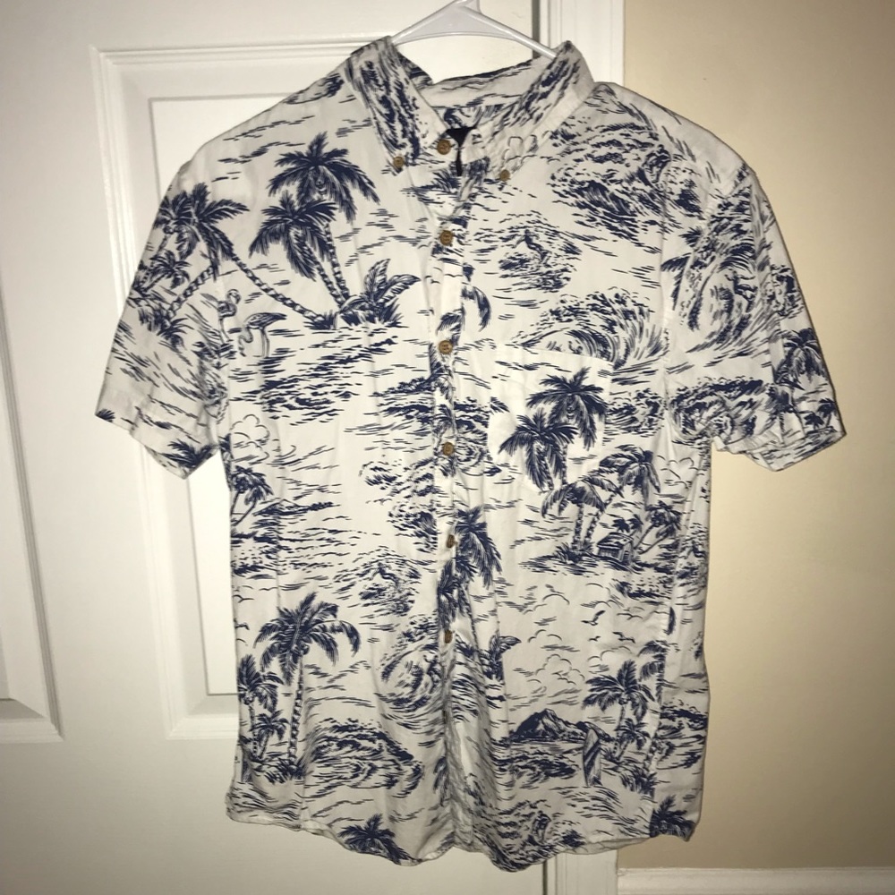 American Eagle Short Sleeve Button Up